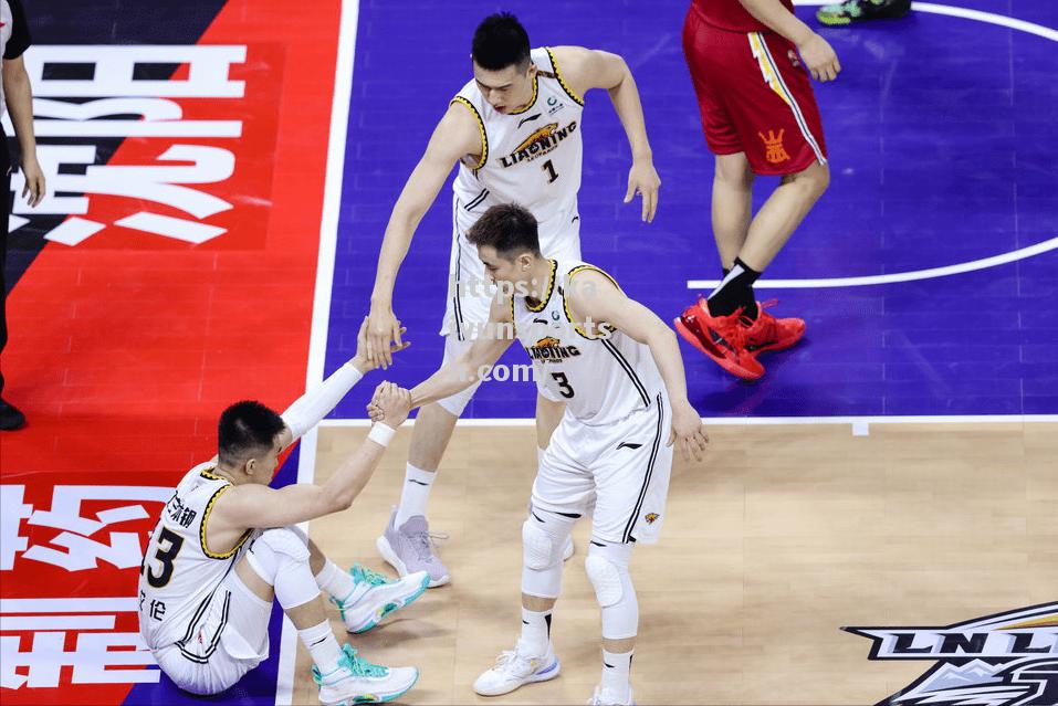 CBA季后赛辽宁男篮击败广州队，晋级八强，郭艾伦发挥出色_
