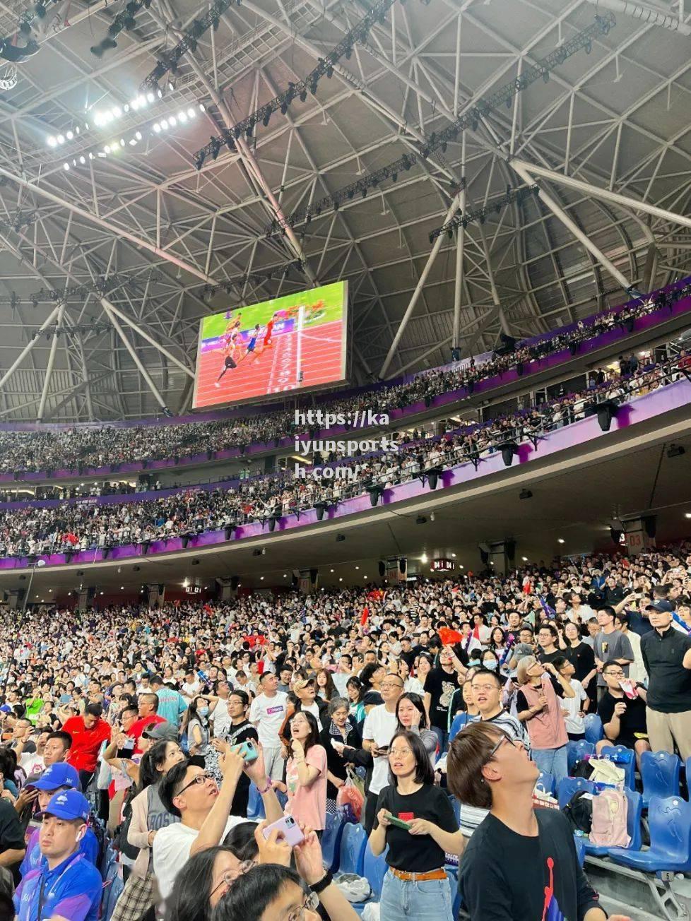 球迷疯狂呐喊，现场气氛热情高涨