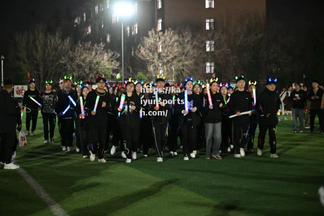 体育赛场精彩绝伦，观众脸上洋溢笑容